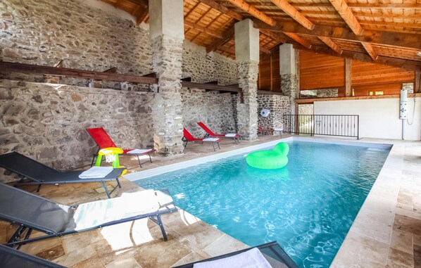 من حمّامات السباحة المغطاة