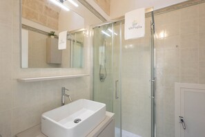 Douche, sèche-cheveux, bidet, serviettes fournies
