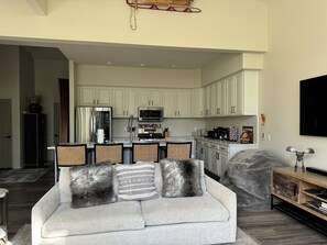 Living area - Peak 8 Townhome, 4BDRMS, 8 Beds, Walkable to Town/Slopes (Breckenridge)
