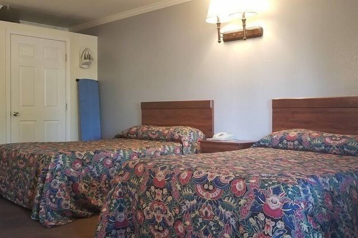 Classic Double or Twin Room | Iron/ironing board (on request), free WiFi, bed sheets
