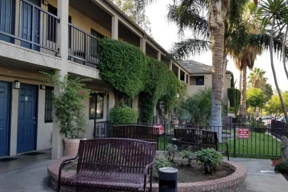Sierra Crossing Motel
