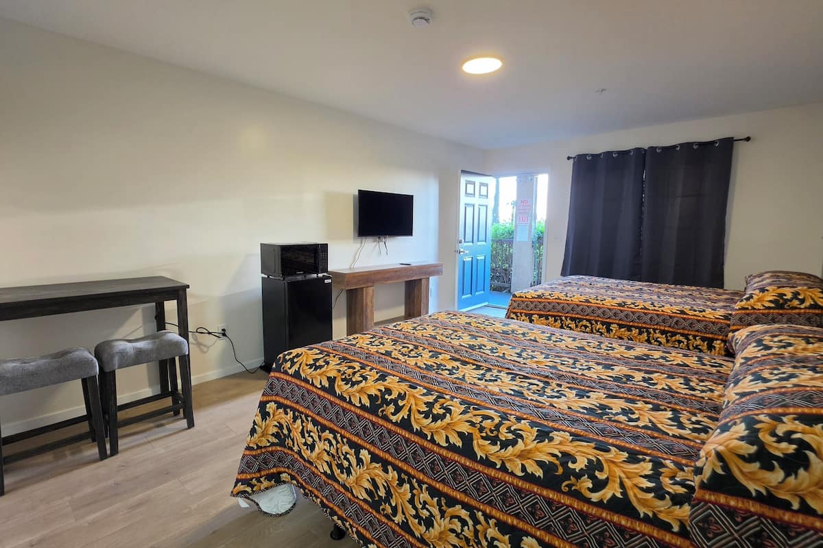 Tabla de planchar con plancha, wifi gratis y ropa de cama