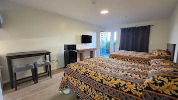 Deluxe Twin Room, Non Smoking | Iron/ironing board, free WiFi, bed sheets