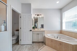 Hair dryer, towels, soap, toilet paper - Large 5 bedroom 3 full bath house close to beaches, shopping and parks. (Parrish)