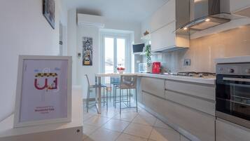 Apartamento, sacada | Área de estar | TV de tela plana 32 polegadas com canais a cabo