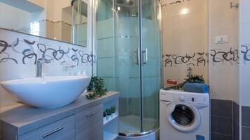 Departamento, balcón | Baño | Regadera, regadera tipo lluvia, amenidades de baño gratuitas