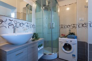 Apartment, Balcony | Bathroom | Shower, rainfall showerhead, free toiletries, hair dryer - Luminoso appartamento a due passi da Porta Susa by Wonderful Italy (Turin)