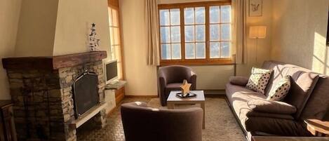 Fernseher, Kamin, DVD-Player