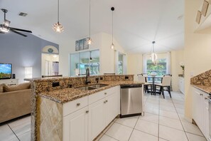 Kylskåp, mikrovågsugn, ugn och spishäll