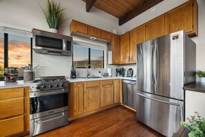 Køleskab, mikrobølgeovn, ovn, kogeplade