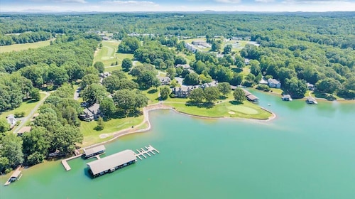 LAKE Peace: Lakefront townhouse