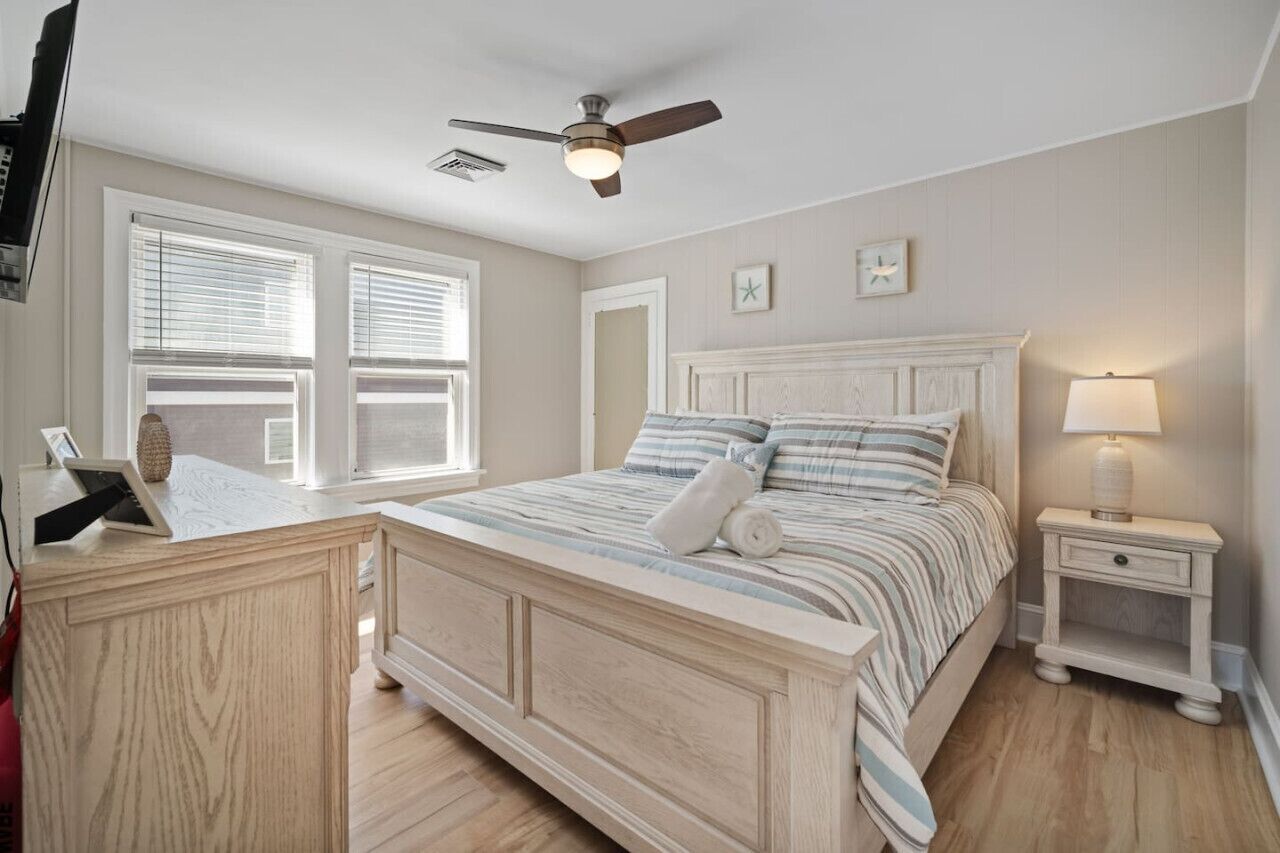 Just Renovated 2BR - 2.5 Blocks to Beach