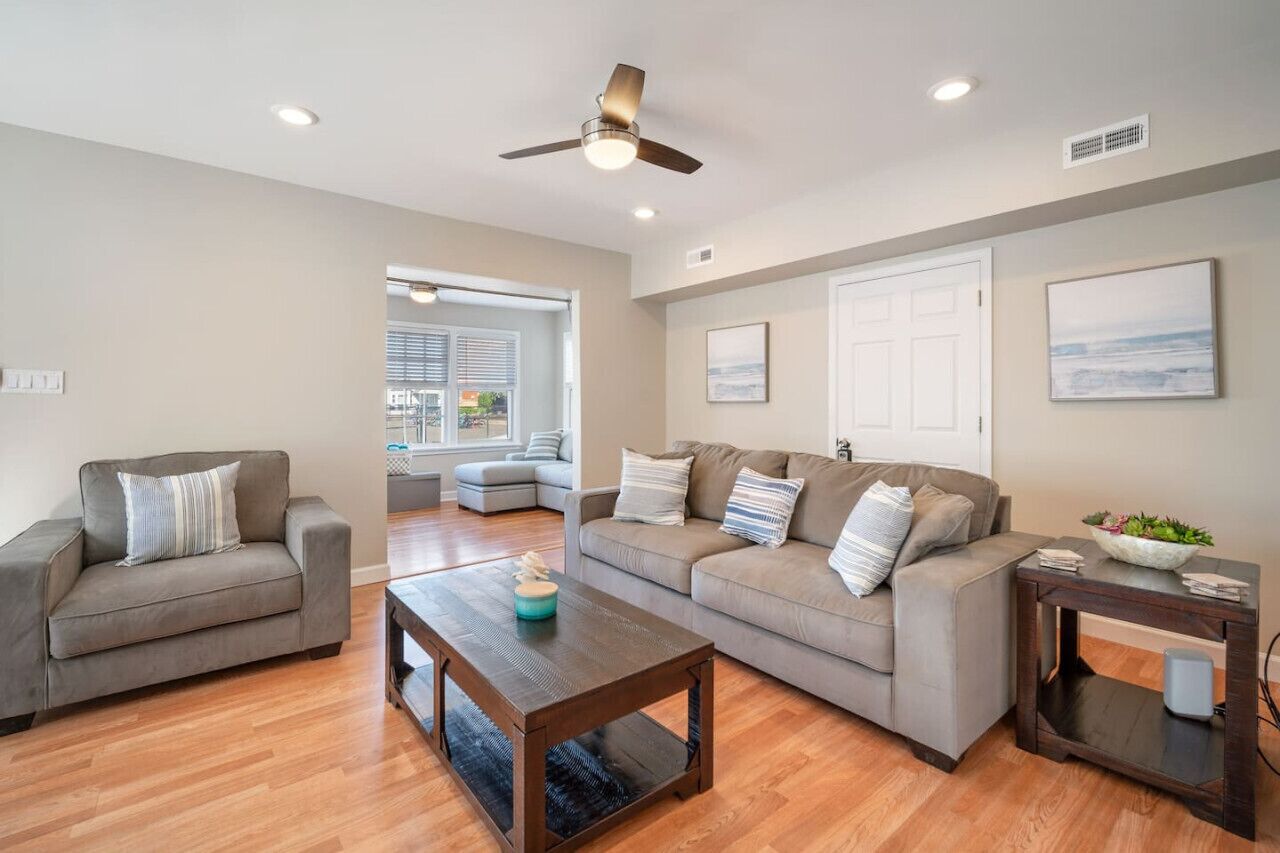 Just Furnished 2BR - 2.5 Blocks to Beach
