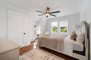 4 soveværelser, skrivebord, strygejern/strygebræt, weekendseng