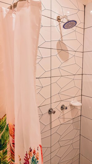 Business Room | Bathroom | Shower, rainfall showerhead, hair dryer, soap - Casa Flamenco San Agustin  (Cusco)