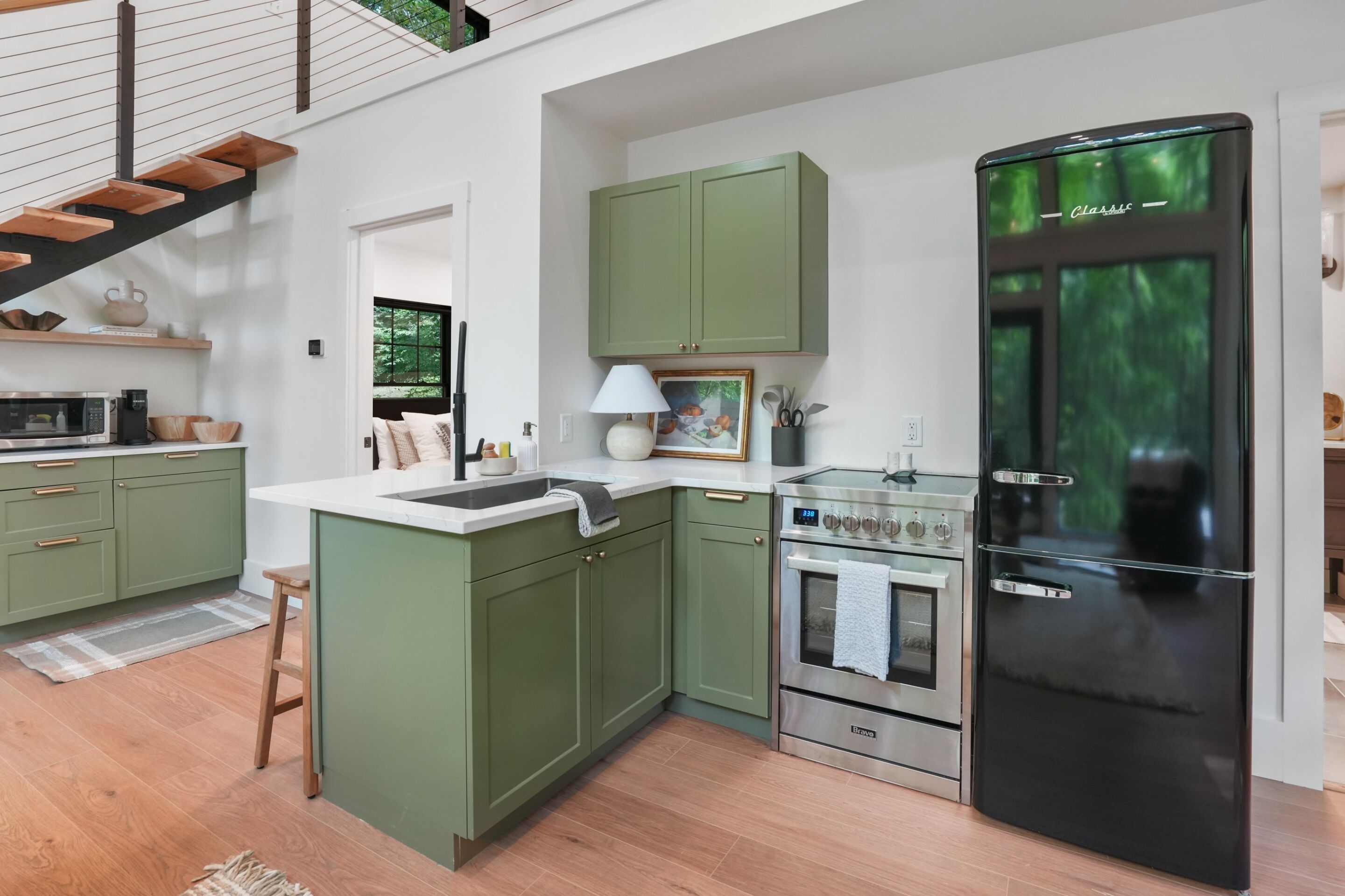 Coffee/tea maker, fridge, microwave, oven