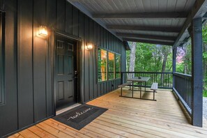 Outdoor dining - Rest Easy | Hocking Hills, Modern Cabin, Hot Tub (McArthur)