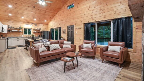 L’intérieur d’une cabane en bois comprend un salon, une cuisine et un coin repas.