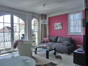 Unclassified image, 2 of 7, button