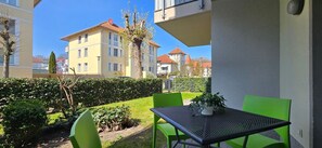 Outdoor dining - Ferienwohnung L29- "rosenort" - Barrierefreie 3-zi.-fewo für 4 Pers. - im EG mit Terrasse (Graal-Müritz)