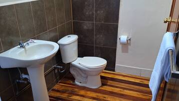 Classic Double Room | Bathroom | Towels, soap, toilet paper