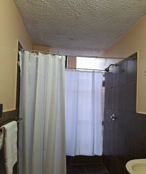 Classic Double Room | Bathroom | Towels, soap, toilet paper - Travel House  (Quito)