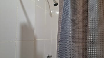 Habitación triple clásica | Baño | Toallas, jabón, papel de baño