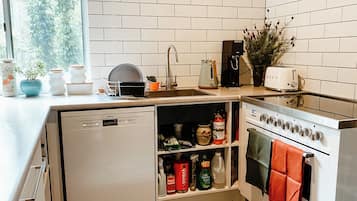 Microwave, oven, stovetop, dishwasher