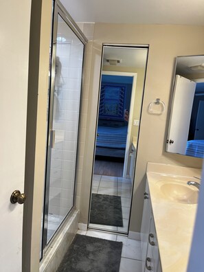 Bruser, hårtørrer, håndklæder, Sæbe