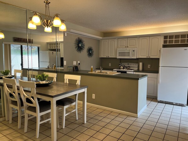 Private kitchen - Pet Friendly Palm Harbor Oasis (Palm Harbor)