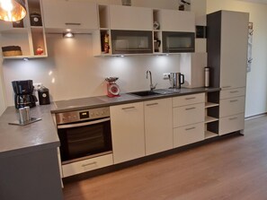 Kühlschrank, Mikrowelle, Ofen, Herdplatte