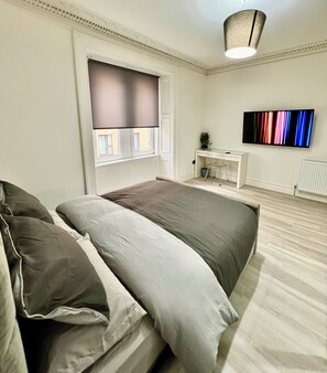 2 多间卧室、熨斗/熨衣板、WiFi、床单