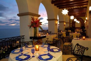 Outdoor dining - Luxury Resort Stay & Play at Pueblo Bonito Sunset Beach in Cabo San Lucas (Cabo San Lucas)