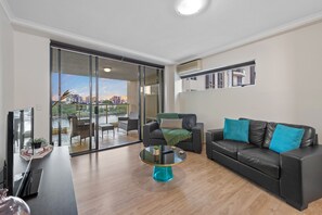Smart TV - Superb! 2Bed, 2Bath, 1Car, VIEWS ~ CBD (Brisbane City)