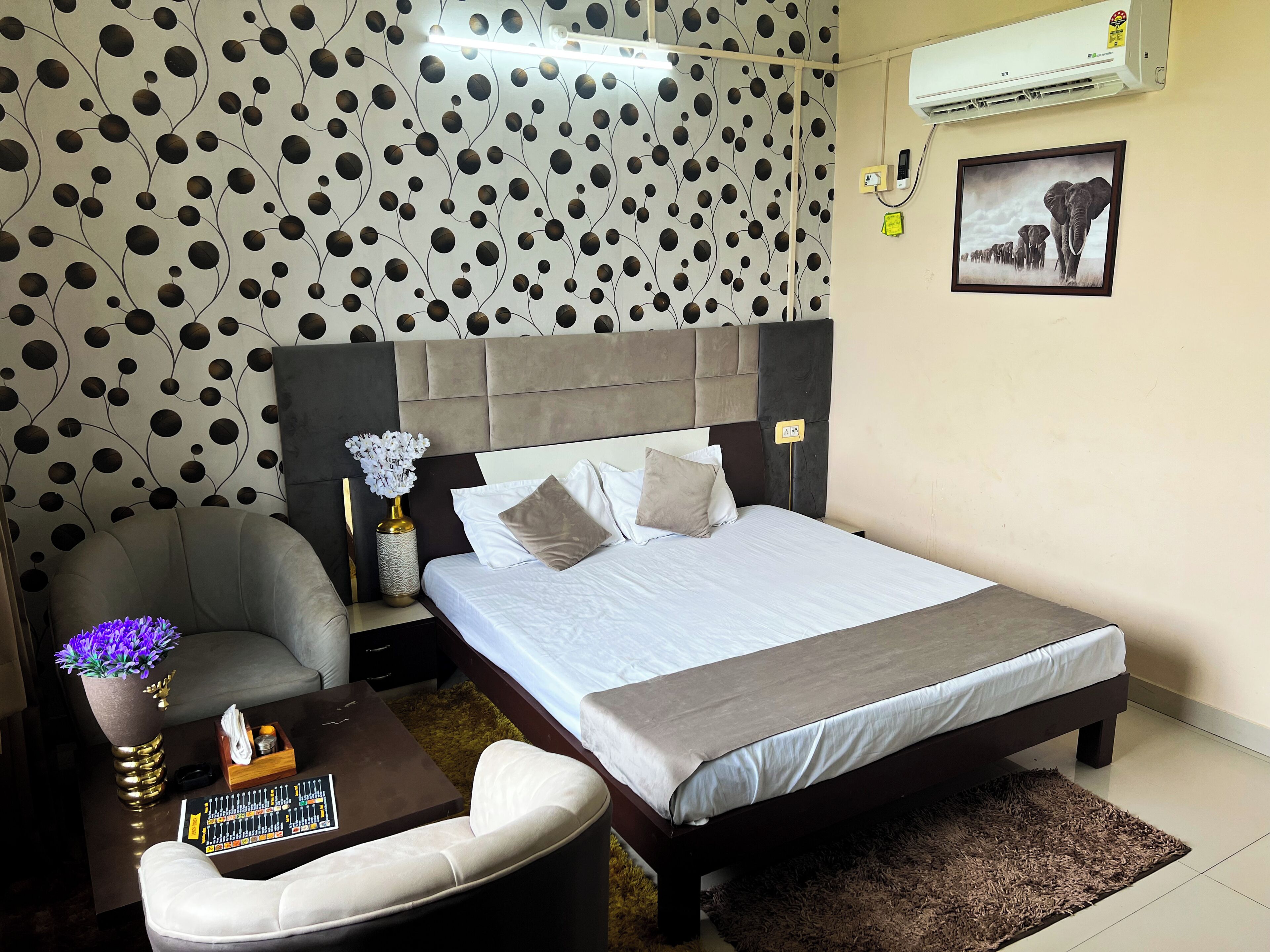 Deluxe Room | Egyptian cotton sheets, premium bedding, down comforters