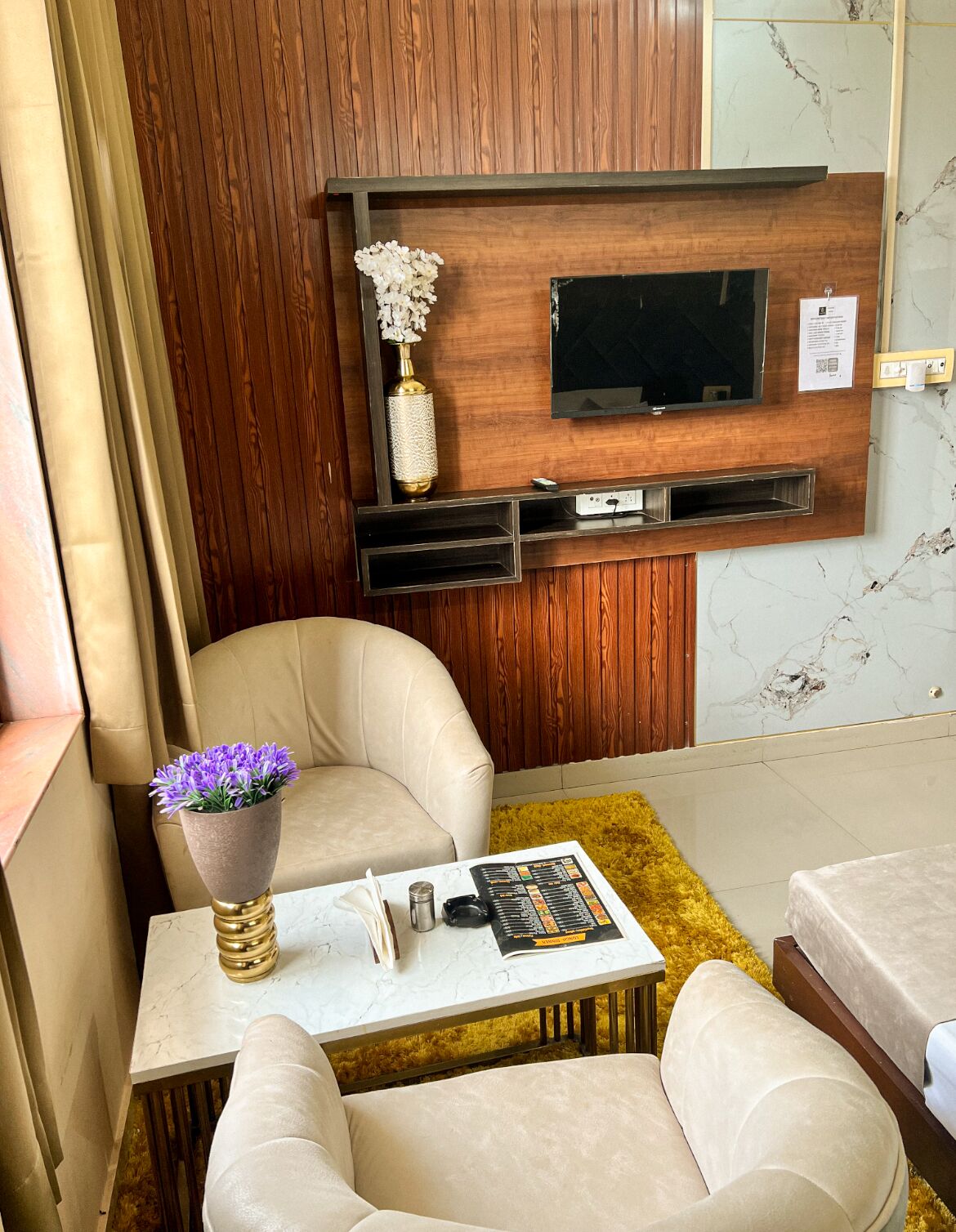Deluxe Room | Living area | 32-inch LED TV with premium channels, fireplace, video-game console
