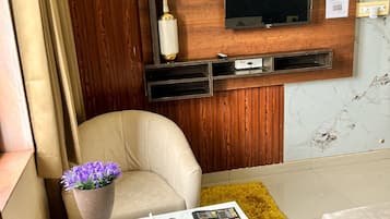 Deluxe Room | Living area | 32-inch LED TV with premium channels, fireplace, video-game console