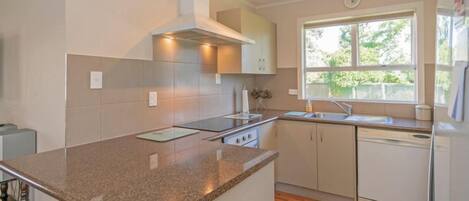 Micro-ondes, four, plaque de cuisson, lave-vaisselle