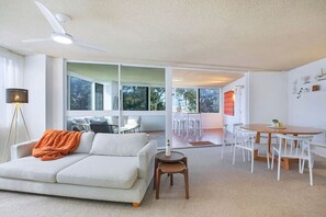 Smart TV, books - Suttons Beach Sunrise (Redcliffe)