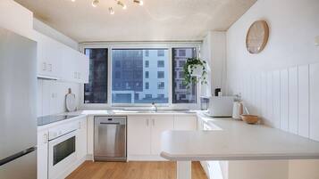 Kühlschrank, Mikrowelle, Ofen, Herdplatte