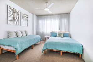 3 bedrooms, desk, iron/ironing board, free WiFi - Suttons Beach Sunrise (Redcliffe)