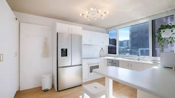 Een koelkast, een microgolfoven, een oven, een kookplaat