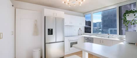 Frigorífic, microones, forn i placa de cuina