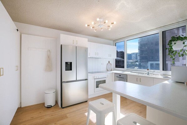 Réfrigérateur, micro-ondes, four, plaque de cuisson