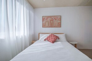 3 bedrooms, desk, iron/ironing board, free WiFi - Suttons Beach Sunrise (Redcliffe)