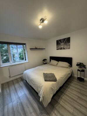 3 habitaciones, tabla de planchar con plancha y ropa de cama