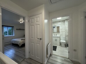 Regadera, toallas, jabón, shampoo