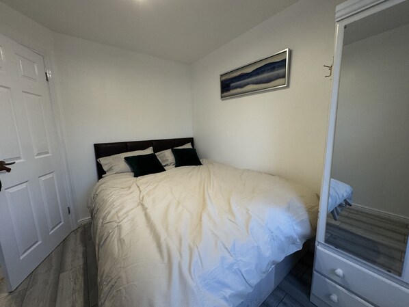 3 habitaciones, tabla de planchar con plancha y ropa de cama