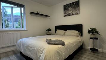 3 bedrooms, iron/ironing board, bed sheets