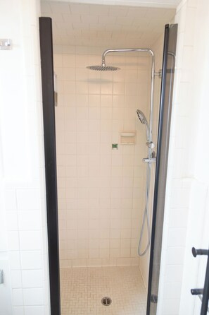 Douche, serviettes fournies, savon, shampoing
